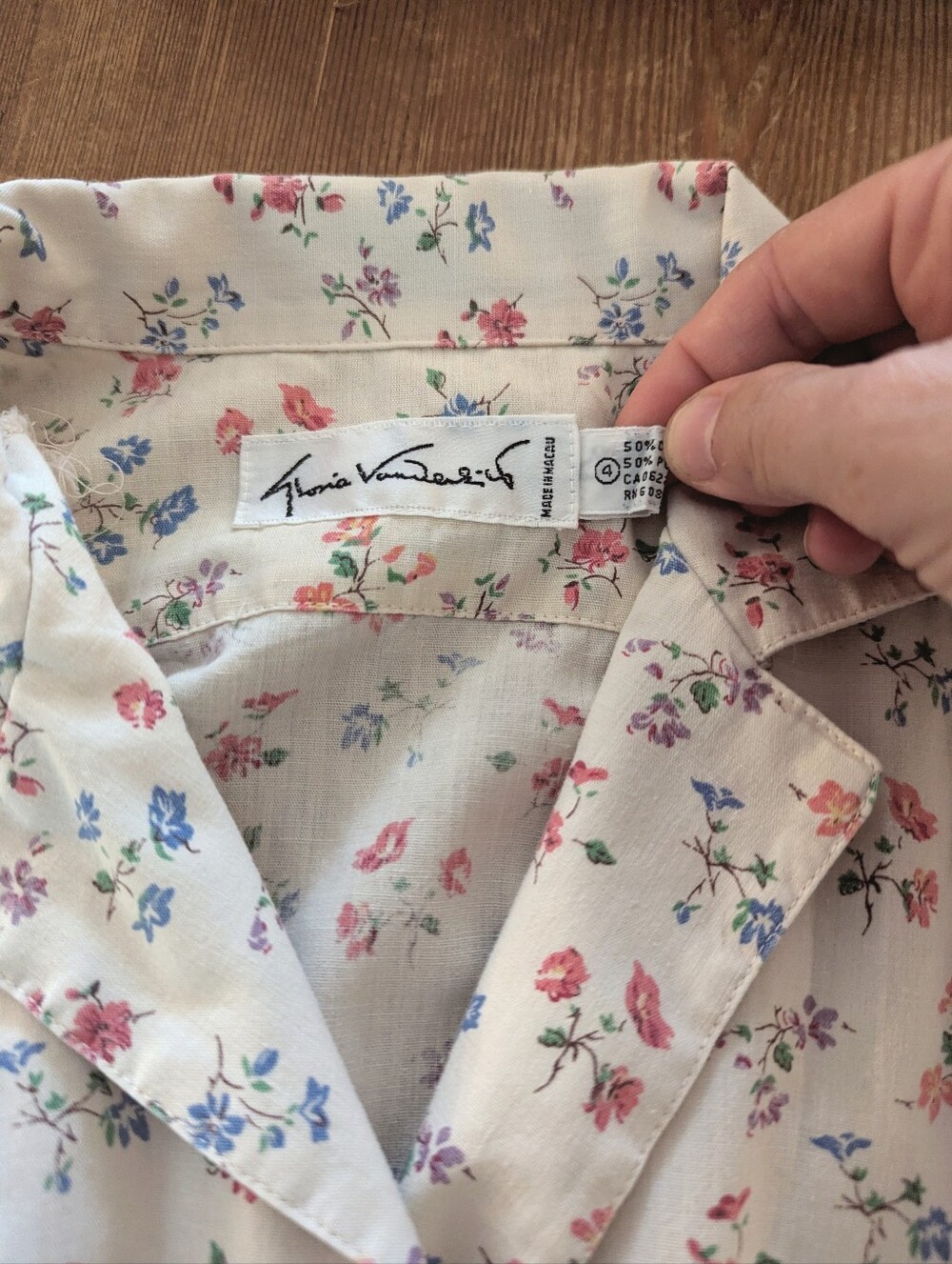 Vintage Gloria Vanderbilt Ditsy Floral Camp Collar Blouse Top Size 4 - Picture 5 of 7